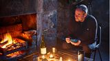 Geoff Allan sitzt am Kamin in einer Bothy