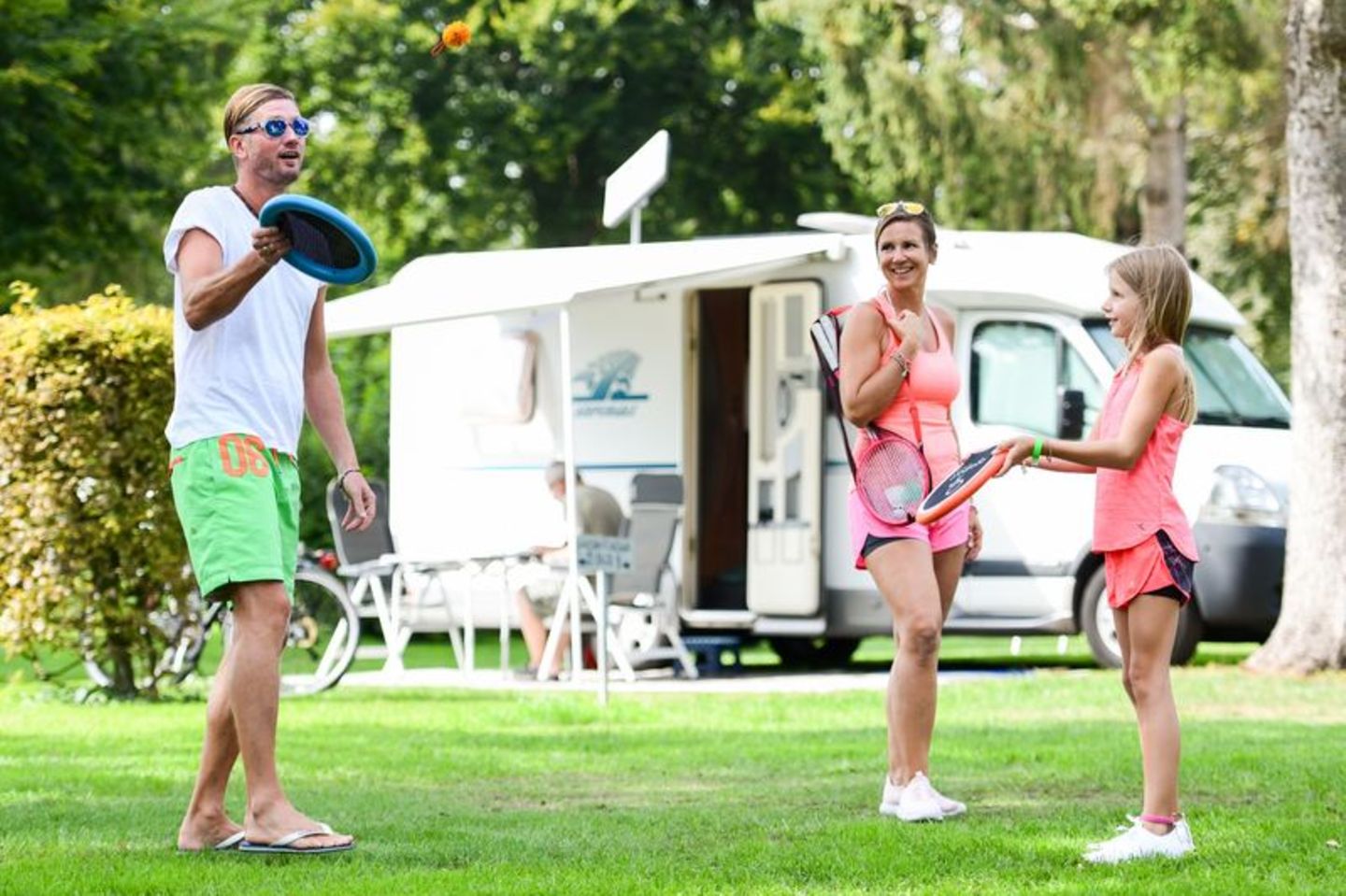 Familie macht Urlaub in Deutschland
