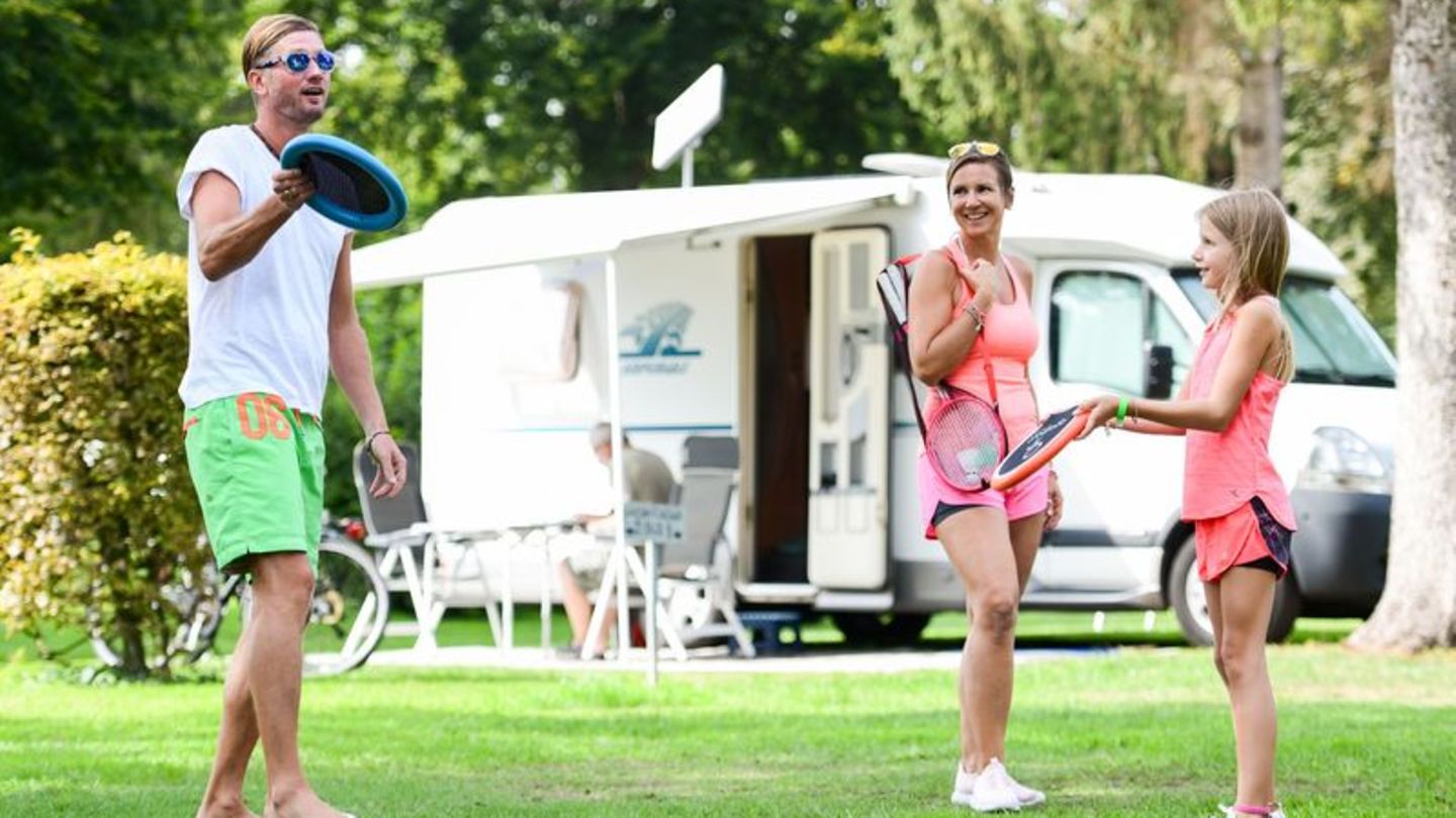 Familie macht Urlaub in Deutschland