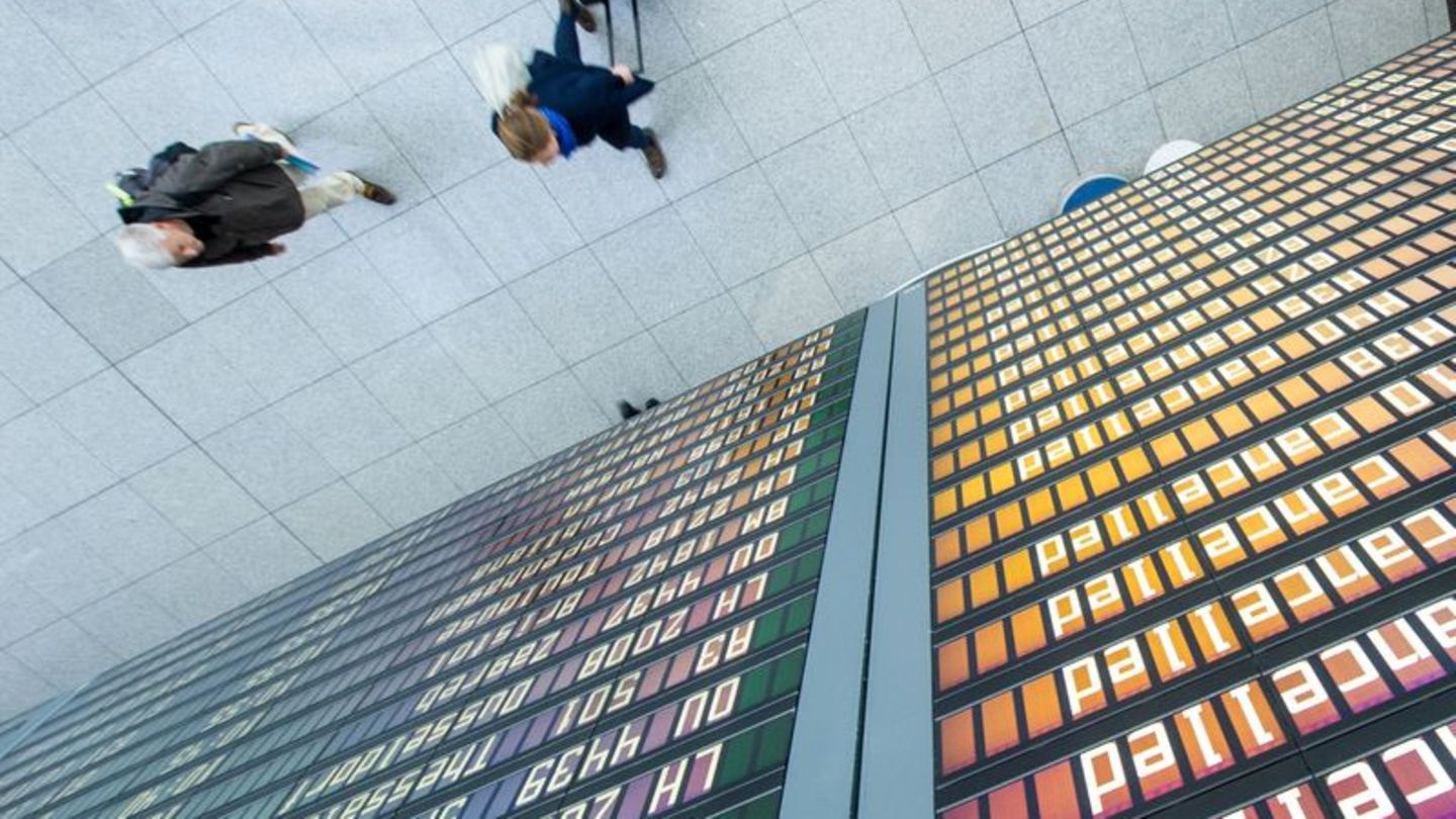 Eine Anzeigetafel an einem Flughafen