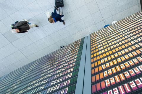 Eine Anzeigetafel an einem Flughafen