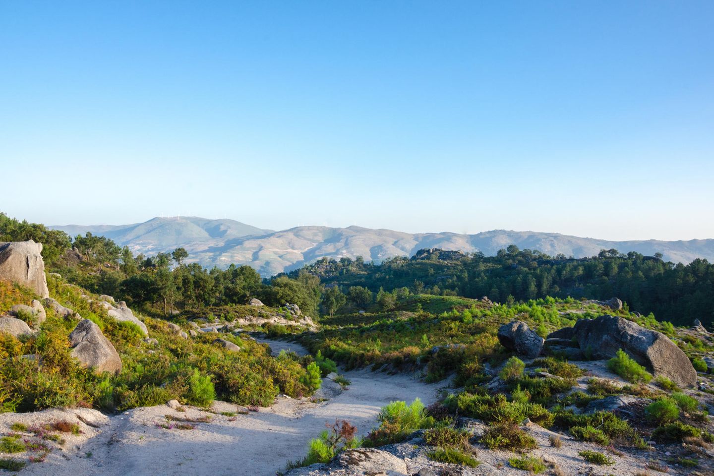 Weg zum Poço Azul im Nationalpark Peneda-Geres, Portgal