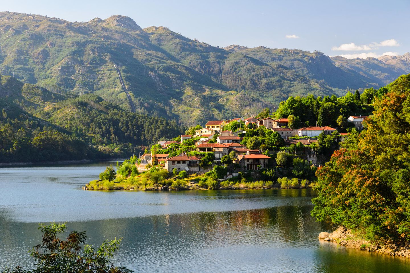 Wo liegt der Nationalpark Peneda Gerês? Dorf am Fluss im Peneda-Geres Nationalpark