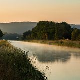 Morgendlicher Nebel über dem Nivernais-Kanal