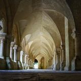 Blick durch den Kreuzgang der Abtei von Fontenay