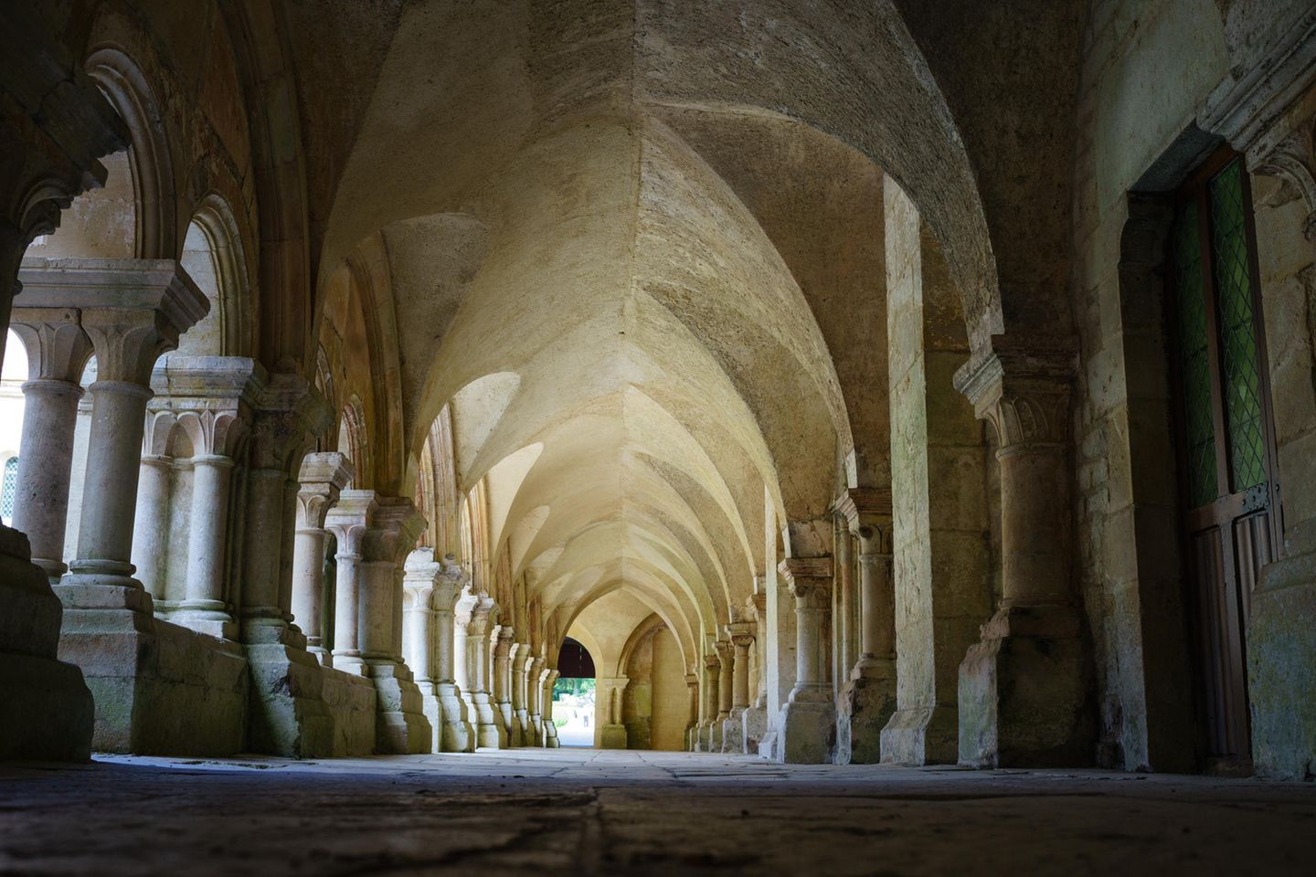 Blick durch den Kreuzgang der Abtei von Fontenay