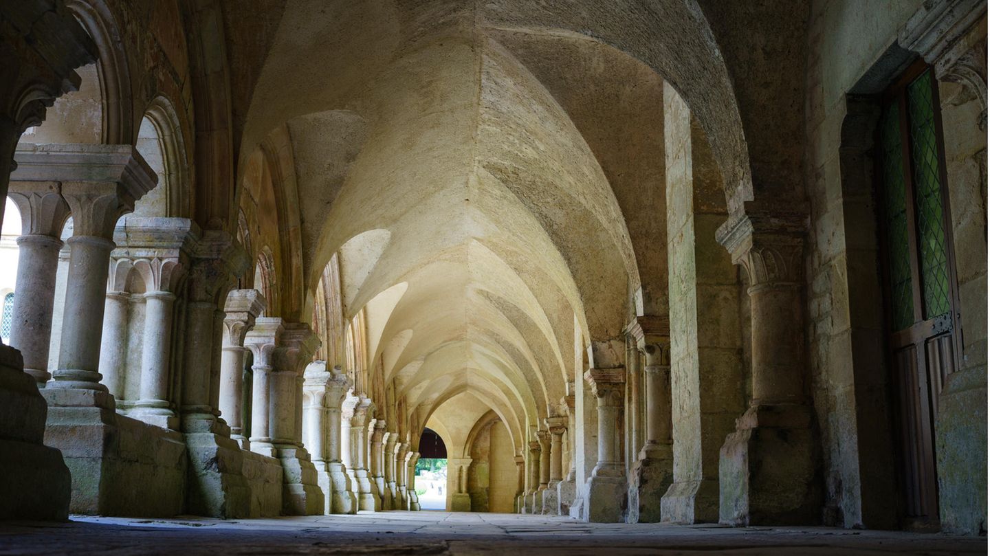 Blick durch den Kreuzgang der Abtei von Fontenay