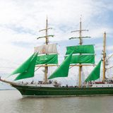 Die Segel hissen und ein wenig von der weiten Welt träumen, während sich die Nordsee im Horizont verliert, das kann man an Bord des traditionsreichen Segelschulschiff „Alexander von Humbold II“. Angeboten werden Tagestörns beispielsweise ab Bremerhaven, bei denen die Gäste von der ehrenamtlichen Crew die Arbeit und das Leben auf einem Großsegler nähergebracht bekommen.