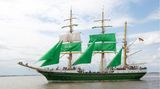 Die Segel hissen und ein wenig von der weiten Welt träumen, während sich die Nordsee im Horizont verliert, das kann man an Bord des traditionsreichen Segelschulschiff „Alexander von Humbold II“. Angeboten werden Tagestörns beispielsweise ab Bremerhaven, bei denen die Gäste von der ehrenamtlichen Crew die Arbeit und das Leben auf einem Großsegler nähergebracht bekommen.