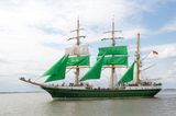 Die Segel hissen und ein wenig von der weiten Welt träumen, während sich die Nordsee im Horizont verliert, das kann man an Bord des traditionsreichen Segelschulschiff „Alexander von Humbold II“. Angeboten werden Tagestörns beispielsweise ab Bremerhaven, bei denen die Gäste von der ehrenamtlichen Crew die Arbeit und das Leben auf einem Großsegler nähergebracht bekommen.