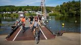 Vier Radfahrer auf der Main-Fähre