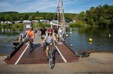 Vier Radfahrer auf der Main-Fähre