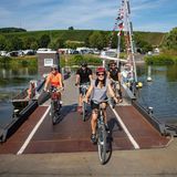 Vier Radfahrer auf der Main-Fähre