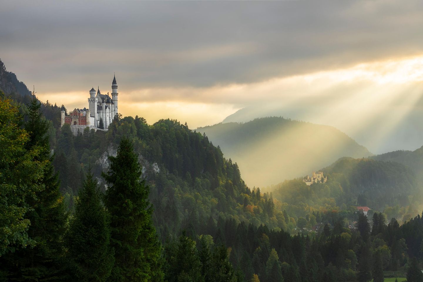 Schloss Neuschwanstein mit Schloss Hohenschwangau im Hintergrund
