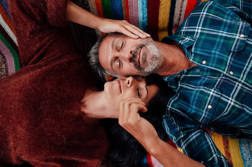 Körper an Körper empfinden Menschen regelrechte Glücksgefühle. Verantwortlich dafür sind bestimmte Botenstoffe, die bei Berührungen emotionale Bande verstärken 1.4993