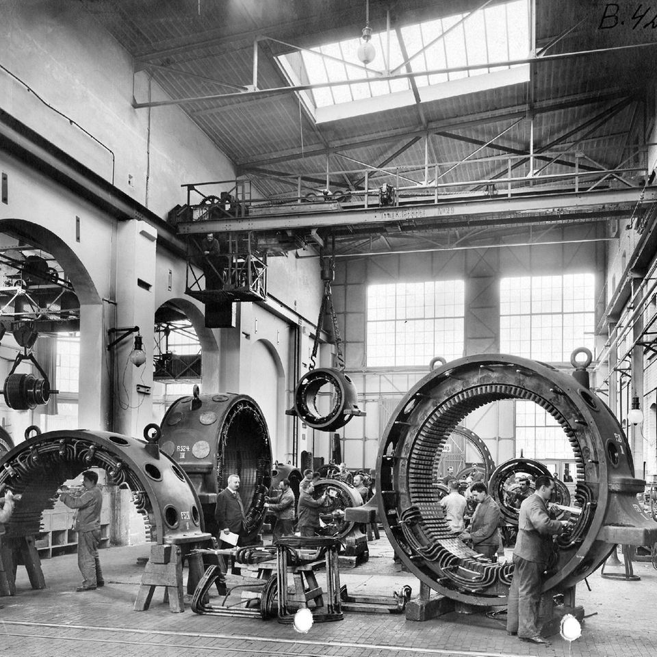 Generatorenfertigung im Nürnberger Werk der Siemens-Schuckertwerke, um 1914 Generatorenfertigung im Nürnberger Werk der Siemens-Schuckertwerke, um 1914