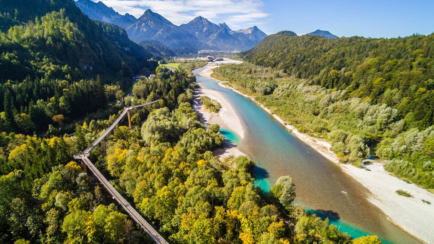 Ostallgäu - Baumschule besonderer Art Grenzenlose Abenteuer gibt es hier mit Garantie: Denn das wunderbare "Walderlebniszentrum Füssen-Ziegelwies" steht auf deutschem und österreichischem Grund, genauer: zwischen dem rauschenden Wildbach Lech und den steil abfallenden Hängen der Allgäuer Bergwälder. Es ist ein Abenteuerspielplatz für die gesamte Familie. Entdeckerpfade führen – teils über Hängebrücken und Rutschen – tief hinein in wild wuchernden Au- oder Bergwald, deren Natur am Rande erklärt wird. Wer weiter gehen will, den bringt ein Wanderweg durch die gesamte Grenzregion. Ein Leichtes, dem Mikroabenteuer hier die Krone aufzusetzen: einfach auf dem Baumkronenpfad das oberste Stockwerk des Waldes durchstreifen. Und ihn noch einmal aus der Vogelperspektive erleben.