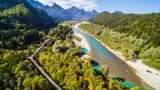 Grenzenlose Abenteuer gibt es hier mit Garantie: Denn das wunderbare "Walderlebniszentrum Füssen-Ziegelwies" steht auf deutschem und österreichischem Grund, genauer: zwischen dem rauschenden Wildbach Lech und den steil abfallenden Hängen der Allgäuer Bergwälder. Es ist ein Abenteuerspielplatz für die gesamte Familie. Entdeckerpfade führen – teils über Hängebrücken und Rutschen – tief hinein in wild wuchernden Au- oder Bergwald, deren Natur am Rande erklärt wird. Wer weiter gehen will, den bringt ein Wanderweg durch die gesamte Grenzregion. Ein Leichtes, dem Mikroabenteuer hier die Krone aufzusetzen: einfach auf dem Baumkronenpfad das oberste Stockwerk des Waldes durchstreifen. Und ihn noch einmal aus der Vogelperspektive erleben.