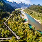 Grenzenlose Abenteuer gibt es hier mit Garantie: Denn das wunderbare "Walderlebniszentrum Füssen-Ziegelwies" steht auf deutschem und österreichischem Grund, genauer: zwischen dem rauschenden Wildbach Lech und den steil abfallenden Hängen der Allgäuer Bergwälder. Es ist ein Abenteuerspielplatz für die gesamte Familie. Entdeckerpfade führen – teils über Hängebrücken und Rutschen – tief hinein in wild wuchernden Au- oder Bergwald, deren Natur am Rande erklärt wird. Wer weiter gehen will, den bringt ein Wanderweg durch die gesamte Grenzregion. Ein Leichtes, dem Mikroabenteuer hier die Krone aufzusetzen: einfach auf dem Baumkronenpfad das oberste Stockwerk des Waldes durchstreifen. Und ihn noch einmal aus der Vogelperspektive erleben.