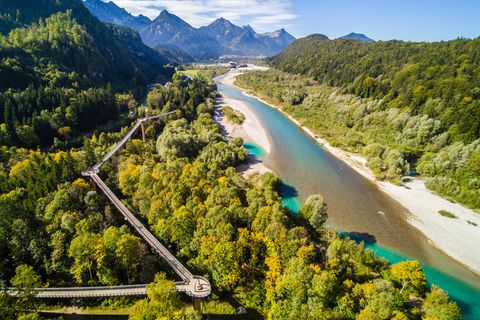 Grenzenlose Abenteuer gibt es hier mit Garantie: Denn das wunderbare "Walderlebniszentrum Füssen-Ziegelwies" steht auf deutschem und österreichischem Grund, genauer: zwischen dem rauschenden Wildbach Lech und den steil abfallenden Hängen der Allgäuer Bergwälder. Es ist ein Abenteuerspielplatz für die gesamte Familie. Entdeckerpfade führen – teils über Hängebrücken und Rutschen – tief hinein in wild wuchernden Au- oder Bergwald, deren Natur am Rande erklärt wird. Wer weiter gehen will, den bringt ein Wanderweg durch die gesamte Grenzregion. Ein Leichtes, dem Mikroabenteuer hier die Krone aufzusetzen: einfach auf dem Baumkronenpfad das oberste Stockwerk des Waldes durchstreifen. Und ihn noch einmal aus der Vogelperspektive erleben.