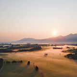 Mikroabenteuer: Das bedeutet runterkommen, rauskommen aus dem Alltag. Im Königswinkel um Füssen aber heißt es auch: raufkommen, um Leben und Landschaft aus anderer Perspektive zu betrachten. Das ganze Jahr über können Gäste hier im Heißluftballon in die Luft gehen, um lautlos über die Berglandschaft zu schweben: bavaria-ballon.de. Im nahen Tannheimer Tal kann der Blick bis zum Bodensee gehen, der von oben aussieht, als hätte ein Maler all seine Grün- und Blautöne ineinanderlaufen lassen: ballonsport.aggenstein.at. Im Januar gibt sich das Allgäu dann besonders abgehoben: Beim Ballonfestival ist der Himmel tagelang bunt betupft. Infos bei Rudi Höfer: ballonfestival-tannheimertal.de