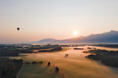 Mikroabenteuer: Das bedeutet runterkommen, rauskommen aus dem Alltag. Im Königswinkel um Füssen aber heißt es auch: raufkommen, um Leben und Landschaft aus anderer Perspektive zu betrachten. Das ganze Jahr über können Gäste hier im Heißluftballon in die Luft gehen, um lautlos über die Berglandschaft zu schweben: bavaria-ballon.de. Im nahen Tannheimer Tal kann der Blick bis zum Bodensee gehen, der von oben aussieht, als hätte ein Maler all seine Grün- und Blautöne ineinanderlaufen lassen: ballonsport.aggenstein.at. Im Januar gibt sich das Allgäu dann besonders abgehoben: Beim Ballonfestival ist der Himmel tagelang bunt betupft. Infos bei Rudi Höfer: ballonfestival-tannheimertal.de