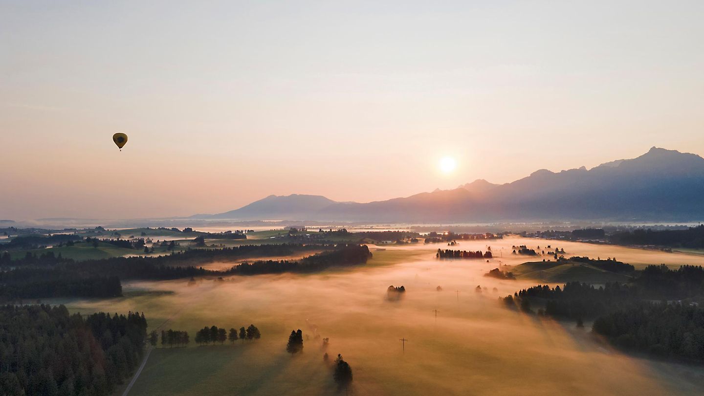Ostallgäu - Ganz abgehoben Mikroabenteuer: Das bedeutet runterkommen, rauskommen aus dem Alltag. Im Königswinkel um Füssen aber heißt es auch: raufkommen, um Leben und Landschaft aus anderer Perspektive zu betrachten. Das ganze Jahr über können Gäste hier im Heißluftballon in die Luft gehen, um lautlos über die Berglandschaft zu schweben: bavaria-ballon.de. Im nahen Tannheimer Tal kann der Blick bis zum Bodensee gehen, der von oben aussieht, als hätte ein Maler all seine Grün- und Blautöne ineinanderlaufen lassen: ballonsport.aggenstein.at. Im Januar gibt sich das Allgäu dann besonders abgehoben: Beim Ballonfestival ist der Himmel tagelang bunt betupft. Infos bei Rudi Höfer: ballonfestival-tannheimertal.de