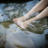 Beim Stichwort "Kneippen" werden Sie womöglich gleich kalte Füße bekommen. Gut so! Denn dann wissen Sie ja, was Sie im Allgäu, dem "Kneippland" schlechthin, erwartet: Die abwehrstärkende und erfrischende Wirkung der Vorbeugen-ist-besser-als-heilen-Methoden, die sich Naturheildoktor Sebastian Kneipp vor 200 Jahren ausdachte, ist längst wissenschaftlich bewiesen. Im Unterallgäu, wo Kneipp fast acht Jahrzehnte lang wirkte, kann man sich besonders gut davon überzeugen. Im Aktiv-Park "Kneippland" gibt es verschiedenste Erlebnisstationen, zum Beispiel in Bad Grönenbach, Ottobeuren und Bad Wörishofen, meist kostenfrei. Eine Radroute führt an allen vorbei. 