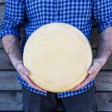 Käsen ist eine rührende Angelegenheit – das wird einem schlagartig klar, wenn man sich in der Allgäuer Käseschule in Oberstaufen ans Werk macht. Und zwar so: Milch auf Temperatur bringen: rühren. Bakterien untermischen: rühren. Lab einbringen: weiterrühren, bis die Masse verklumpt und allmählich Käseform und -geschmack annimmt. In der Zwischenzeit können die beim Käsen verlorenen Kalorien durch Käse kompensiert werden. Die Käse-Lehrer reichen Kostproben aus dem Allgäu und Schnaps für die Verdauung derselben. Geboten werden Anfänger- und Liebhaberkurse für jene, die auf den Geschmack des Selbstgekästen gekommen sind. Zudem versendet die Schule Rundum-sorglos-Sets für Heim-Käserinnen und -Käser. 