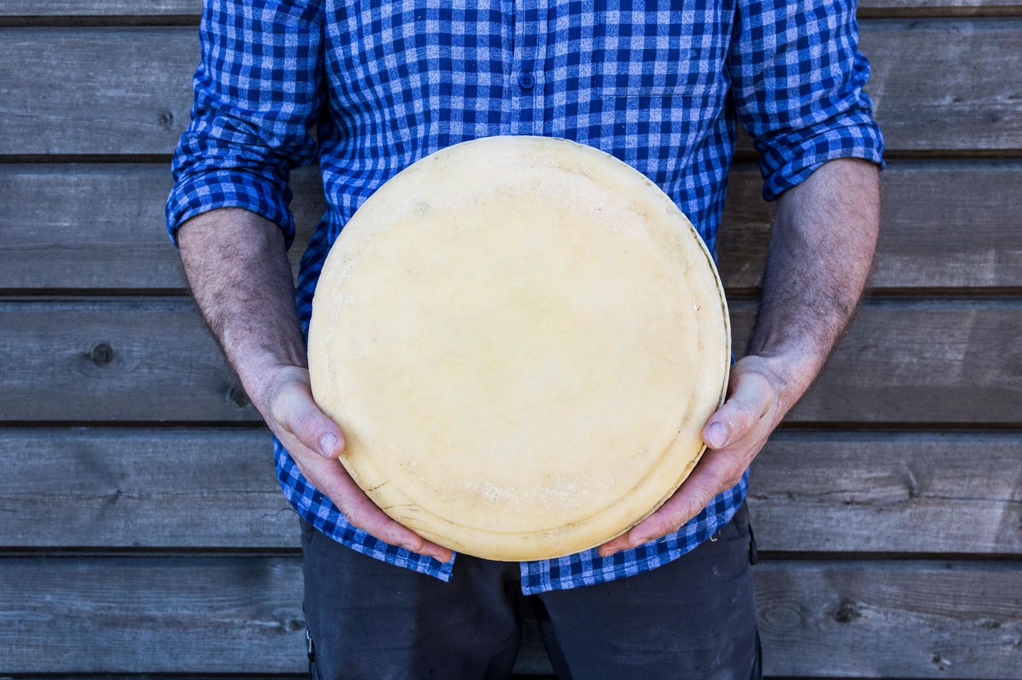 Oberallgäu - So ein Käse! Käsen ist eine rührende Angelegenheit – das wird einem schlagartig klar, wenn man sich in der Allgäuer Käseschule in Oberstaufen ans Werk macht. Und zwar so: Milch auf Temperatur bringen: rühren. Bakterien untermischen: rühren. Lab einbringen: weiterrühren, bis die Masse verklumpt und allmählich Käseform und -geschmack annimmt. In der Zwischenzeit können die beim Käsen verlorenen Kalorien durch Käse kompensiert werden. Die Käse-Lehrer reichen Kostproben aus dem Allgäu und Schnaps für die Verdauung derselben. Geboten werden Anfänger- und Liebhaberkurse für jene, die auf den Geschmack des Selbstgekästen gekommen sind. Zudem versendet die Schule Rundum-sorglos-Sets für Heim-Käserinnen und -Käser.