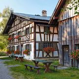 Schon mal eine versoffene Jungfer vernascht? Im Bauernmuseum Illerbeuren werden Sie dazu verführt. Bereits am Eingang des 600 Jahre alten Gasthauses schlägt einem der süßlich-schwere Duft dieser in Most getränkten und in tiefem Fett gebackenen Semmel entgegen: eine Spezialität, die hier seit Jahrhunderten geschätzt wird. Im Museumsdorf entdecken Gäste den Alltag der Allgäuer Ahnen dann mit allen Sinnen. Ein Rundweg führt vorbei an Gehöften, Kirchlein und Äckern, die noch mit schweren Gäulen bewirtschaftet werden. Back-, Töpfer- und Leder-Workshops machen das alte Allgäu begreifbar. In fast allen Ferien gibt es für Kinder ein fantastisches Programm. 