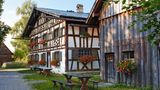 Schon mal eine versoffene Jungfer vernascht? Im Bauernmuseum Illerbeuren werden Sie dazu verführt. Bereits am Eingang des 600 Jahre alten Gasthauses schlägt einem der süßlich-schwere Duft dieser in Most getränkten und in tiefem Fett gebackenen Semmel entgegen: eine Spezialität, die hier seit Jahrhunderten geschätzt wird. Im Museumsdorf entdecken Gäste den Alltag der Allgäuer Ahnen dann mit allen Sinnen. Ein Rundweg führt vorbei an Gehöften, Kirchlein und Äckern, die noch mit schweren Gäulen bewirtschaftet werden. Back-, Töpfer- und Leder-Workshops machen das alte Allgäu begreifbar. In fast allen Ferien gibt es für Kinder ein fantastisches Programm. 