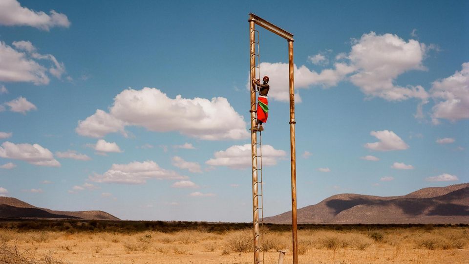 Ausblick: In welche Richtung ziehen die Viehherden? Warrior Letoiye muss nicht nur die Wege der Raubkatzen kennen, sondern auch jene der Hirten. Im Land der Samburu ist Platz für Men­schen und wilde Tiere – davon sind die Löwenkrieger überzeugt