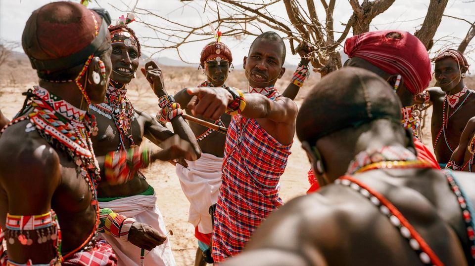 Vision: Morgens das Brüllen eines Löwen zu hören ist ein gutes Omen. Alle Samburu sollen die Raubkatzen schützen, das ist das Ziel der Initiative "Warrior Watch", die Jeneria 2010 gegründet hat. Die Krieger haben Erfolg: Die Zahl der Löwen in der Region ist seither von elf auf 50 gestiegen