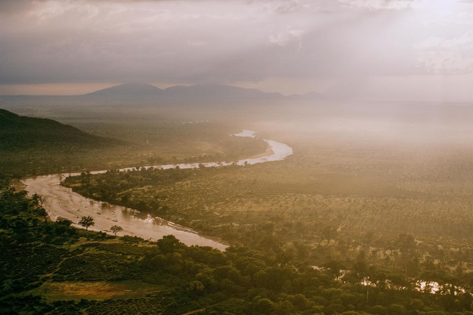 Lebensader: Ein Sturm braut sich über dem Ewaso Ng’iro zusammen; in der Regenzeit verwandelt sich der Fluss in einen reißenden Strom. Er ist die wichtigste Wasserquelle im Land der Sam­buru, von ihm leben Tiere und Menschen