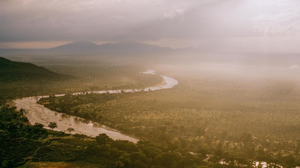 Lebensader: Ein Sturm braut sich über dem Ewaso Ng’iro zusammen; in der Regenzeit verwandelt sich der Fluss in einen reißenden Strom. Er ist die wichtigste Wasserquelle im Land der Sam­buru, von ihm leben Tiere und Menschen