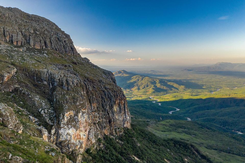 A drone’s-eye-view of a quartzite dome in the Chimanimani Mountains. Weite Teile des Chimanimani-Massivs sind unpassierbar wie diese Felskuppe. So marschiert das Team oft tagelang um Hindernisse herum. Oder vertraut auf Hubschrauber