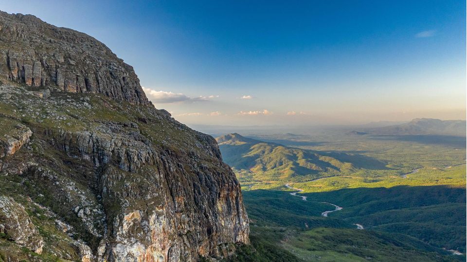 Weite Teile des Chimanimani-Massivs sind unpassierbar wie diese Felskuppe. So marschiert das Team oft tagelang um Hindernisse herum. Oder vertraut auf Hubschrauber