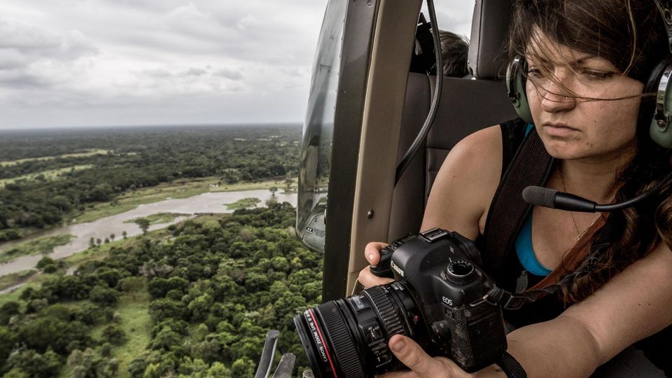Jen Guyton Forscherin oder Fotografin? In Guytons Vita findet sich beides. Als Biologin arbeitete sie für Naturschutzprojekte, studierte Paviane in Tansania, Meerkatzen in Südafrika, Flusspferde in Kenia, Termiten in Namibia. Als Fotografin, hier im Hubschrauber über dem Chimanimani, nutzt sie die Kenntnisse, die sie gewann