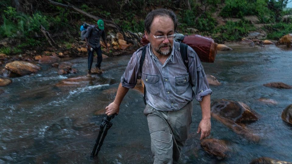 Piotr Naskrecki Wohin auch immer seine Arbeit den Expeditionsleiter und Entomologen führt, stets hat er die Unscheinbaren und oft Geschmähten im Blick: Insekten und Spinnentiere. Der in Harvard lehrende Forscher, hier bei einer Flussquerung im Chimanimani, feiert seine Schützlinge in wissenschaftlichen Aufsätzen und porträtiert sie als Fotograf