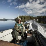 Jerry Ryggs lebt in der Wildnis, ohne menschliche Nachbarn. Selten knarzt das Funkgerät, wenn der Pilot des Wasserflugzeugs sich ankündigt, um Kisten mit Austern abzuholen. Ansonsten sind nur die Stimmen der Natur zu hören. Ryggs’ Nachbarn, das sind Adler und Otter, Schwarzbären und Wölfe, das sind die Buckelwale und Orcas, die vor seinem Haus durch die Bucht gleiten. In seinem früheren Dasein, als Immobilienmakler in Michigan, habe er seinen Lebensunterhalt sehr viel leichter verdienen können als jetzt, mit der Austernzucht, die er sich erst mühselig beibringen musste. Aber dieses harte Leben am Nordpazifik bedeutet dem 58-Jährigen wahre Erfüllung