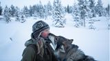 Tinja Myllykangas lebt gut 250 Kilometer nördlich des Polarkreises, mitten in der Einsamkeit, doch nicht allein. Ihr Freund Alex, der Schlittenhunde züchtet, ist bei ihr. Und dann sind da noch ihre eigenen Hunde. Wenn sie von den Tieren spricht, lächeln ihre hellen Augen, und sie schwärmt: "Es sind ­meine besten Freunde. Mit ihnen verfliegen alle Sorgen." Myllykangas hat Biologie studiert, im Süden des Landes, die Stadt aber leichten Herzens verlassen. Sie liebt den Winter oben im Norden, wenn die Temperaturen auf bis zu minus 40 Grad sinken. "Dann zeigt sich die arktische Natur in ihrer ganzen Pracht."