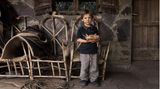 "Unser Familienleben dreht sich um Tiere. Es wäre seltsam, irgendwo zu sein, wo keine Hühner gackern oder Vögel singen". Sky Carrithers, hier ihr Sohn Leo mit einem Gürteltier, lebt auf einer Ranch am Rande der Anden