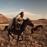 Ali Ghoorchian lehrte als Kunstprofessor an der Universität Teheran. Dann hatte der 42-Jährige genug von der Hektik der iranischen Metropole. Er verließ die Stadt und wurde Aufseher in den Stallungen am Fuße des Elburs-Gebirges, wo die Pferde reicher Teheraner stehen. Wenn die Arbeit getan ist, geht er tagelang hinauf in die Berge. Dort folgt er seiner Leidenschaft: dem berittenen Bogenschießen in der Tradition alter Steppenvölker. Gelegentlich verlässt er die Abgeschiedenheit, um bei internationalen Wettbewerben anzutreten: Er ist zweifacher Weltmeister seiner Disziplin.   Ein übermütiges Fohlen be­gleitet Ali Ghoorchian beim Üben für das Mogu, ein Reiterspiel mit Pfeil und Bogen. Er zieht einen Stoffballen hinter sich her, der den Wettkämpfern als Ziel dient