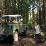 Das 400 Jahre alte Bauernhaus auf einem Berg ist nur über eine schwer­ ­befahrbare Piste erreichbar, inmitten tiefer Wälder; in einer Landschaft, die so gar nicht dem klassischen Toskana-Bild entspricht. Als der 32-jährige ­George Lidgley hierherzog, war das Gehöft eine Ruine. Lidgley, geboren in England, hat es mittlerweile so weit hergerichtet, dass er im Sommer ­Touristen aufnehmen kann. Im Winter wurde er stets zum Einsiedler, die Einsamkeit war hart, erinnert er sich – bis ein Gast für immer blieb: Sophie, die seine Frau wurde und die Mutter seiner beiden Kinder.  Glückliche Augenblicke: Lidgley hält inne und lächelt seinem Sohn Cayo zu, während er Feuerholz auf den Geländewagen lädt