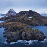 Eine einsame Insel, darauf ein Leuchtturm – dieses Bild hatte Elena ­Hansteensen lange schon im Kopf. Sie arbeitete als Journalistin, spezialisiert auf den Nahen Osten, "aber ich wollte immer so nah wie möglich am Meer sein." Auf Litløya machte sie ihren Traum wahr. Noch bis in die 1950er Jahre wohnten Fischer auf der Insel, doch mit dem Aufkommen starker Boots­motoren gab es für sie keinen Grund mehr, dort draußen auszuharren; das Dorf zog um aufs Festland. Mit Hansteensen kehrte wieder Leben ein. Sie ist jetzt der gute Geist im einst verlassenen Haus des Leuchtturmwärters.  Litløya, vom Nordmeer umtost und von Seeadlern und Kormoranen besucht, gehört zum Archipel der Vesterålen. 300 Stufen führen vom Anleger steil hinauf zu Hansteensens Haus
