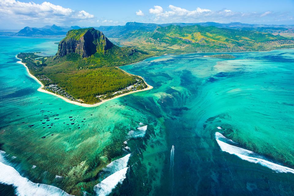 Traumstrände, einsame Lagunen und wilde Riffe: Auf Mauritius verwandelt sich der Arbeitsalltag nach Feierabend in Urlaub