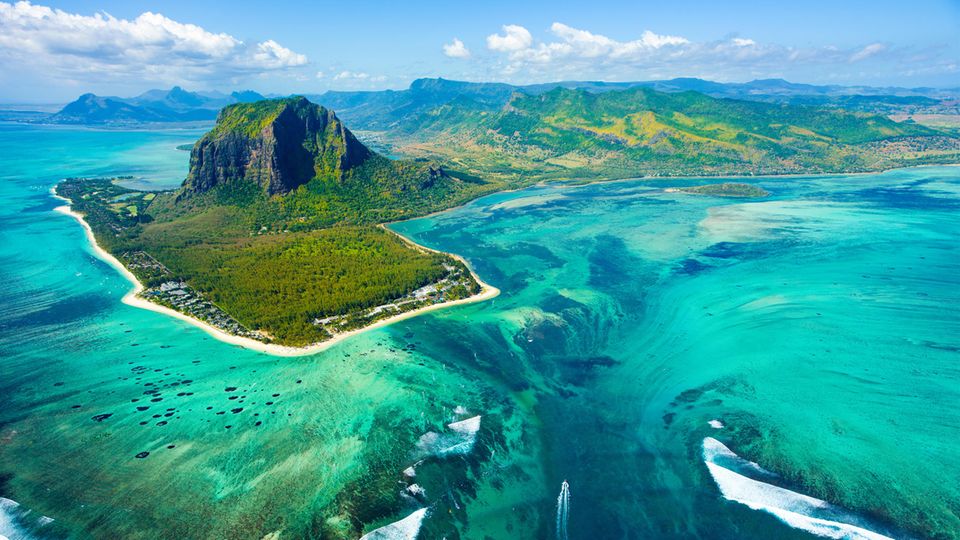 Traumstrände, einsame Lagunen und wilde Riffe: Auf Mauritius verwandelt sich der Arbeitsalltag nach Feierabend in Urlaub