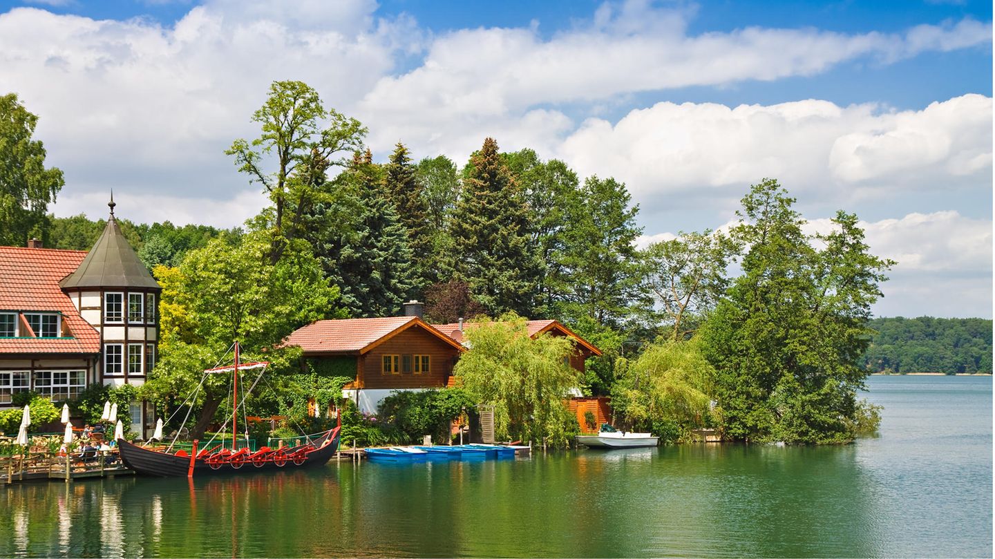 Kleiner Ort am See in der Feldberger Seenlandschaft