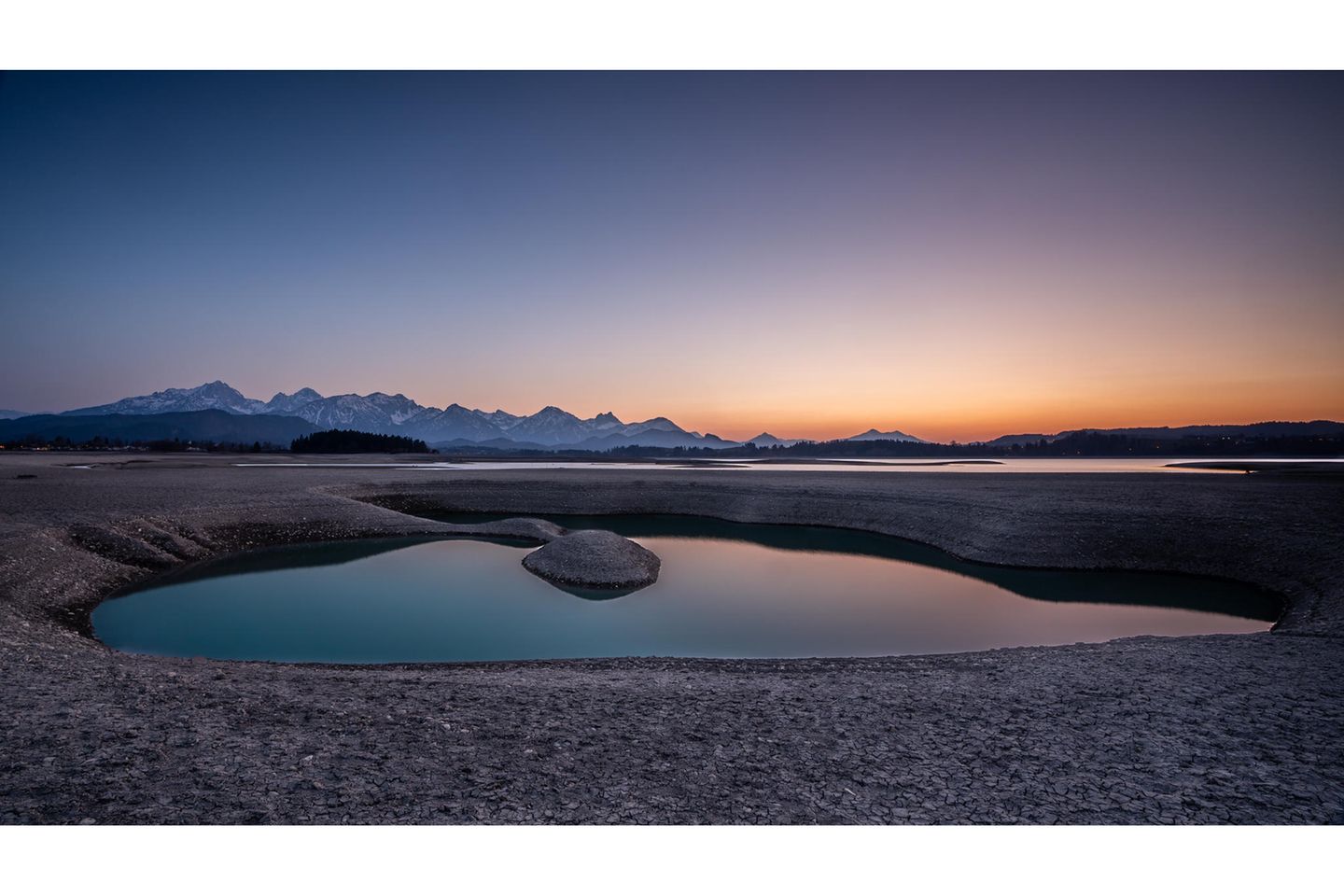 23.03.2022      "Nur wenige Wochen im Jahr ist der Forggensee an einigen Stellen so trocken das man solch bizarre Naturschönheiten festhalten kann... ."      Kamera: Sony A7III, Sony SEL 16-35 2,8GM, Gitzo Stativ  Mehr Fotos von Manfred Herrmann